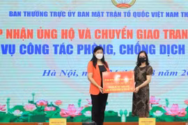Chủ tịch Ủy ban MTTQ Việt Nam Thành phố Nguyễn Lan Hương chuyển giao trang thiết bị y tế cho Sở Y tế Hà Nội. Ảnh: Cổng TTĐT Hà Nội.