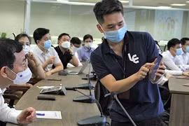 Bộ trưởng Nguyễn Mạnh Hùng tại buổi làm việc.