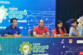 Ban Tổ chức “Công nghệ Trí tuệ Canon Chie-Tech” giải đáp thắc mắc của sinh viên xoay quanh cuộc thi.