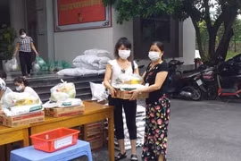 Người dân khó khăn tại quận Tây Hồ được nhận hỗ trợ. Ảnh: Fanpage “Đoàn kết chống dịch”.
