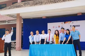 Ban tổ chức nhấn nút khai mạc cuộc thi.