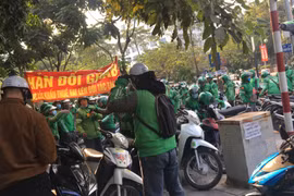 Hàng loạt tài xế Grab đóng app, biểu tình yêu cầu làm rõ chính sách thuế.