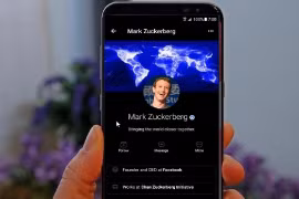 Chế độ nền tối trên Facebook đang được thử nghiệm trên một số thiết bị iOS. Ảnh: YouTube