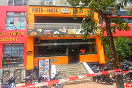 Nhà hàng món Âu tại 106 Trần Thái Tông đã bị phong tỏa sáng nay. Ảnh: Khánh Linh.