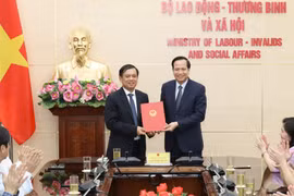  Bộ trưởng Bộ LĐTB&XH Đào Ngọc Dung (phải) trao Quyết định bổ nhiệm cho ông Nguyễn Bá Hoan (trái). Ảnh VGP.