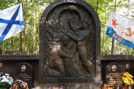 Đài tưởng niệm các thành viên thủ đoàn của tàu ngầm hạt nhân K-19, tại nghĩa trang Kuzminsky, Moscow.