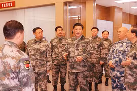 Đây được xem là lần đầu tiên ông Tập xuất hiện trong quân phục rằn ri dã chiến của quân đội Trung Quốc. 