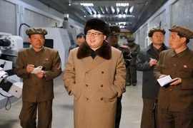 Nhà lãnh đạo Kim Jong-un đến thăm khu công nghiệp Ryongsong hôm 2/4. (Nguồn: KCNA).