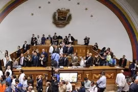 Phe ủng hộ Tổng thống Venezuela tràn vào trụ sở Quốc hội.