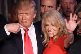 Bà Kellyanne Conway và ông Trump.