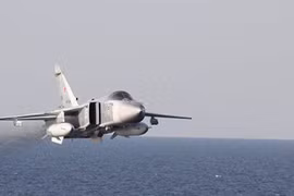 Máy bay ném bom chiến thuật Su-24 của Nga bay tạt sườn khu trục hạm USS Donald Cook của Hải quân Mỹ trên Biển Baltic.