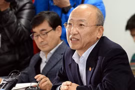 Ông Moon Hyung-pyo (bên phải)