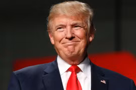 Donald Trump tuyên bố bỏ điều hành doanh nghiệp, tập trung làm tổng thống.