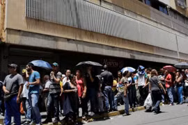 Khủng hoảng kinh tế khiến cuộc sống của người dân Venezuela khốn khó.