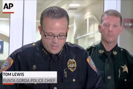 Cảnh sát trưởng khu vực Punta Gorda - Tom Lewis.