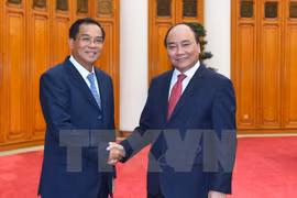 Thủ tướng Nguyễn Xuân Phúc tiếp ông Suphan Keomisay, Bộ trưởng Bộ Kế hoạch và Đầu tư Lào đang ở thăm và làm việc tại Việt Nam. (Ảnh: Thống Nhất/TTXVN).