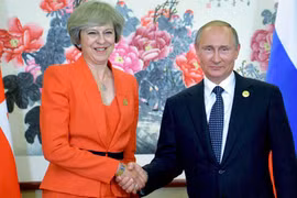 Thủ tướng Anh Theresa May và Tổng thống Nga Putin.
