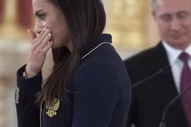 Nữ vận động viên Nga Isinbayeva bật khóc trong cuộc gặp gỡ với Tổng thống Putin.