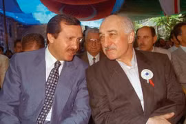 Tổng thống Erdogan (bên trái) và Giáo sỹ Fethullah Gulen từng là đồng minh của nhau trong quá khứ.