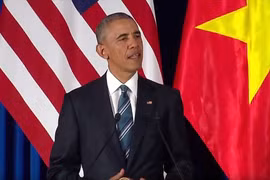 Tổng thống Obama tuyên bố gỡ bỏ hoàn toàn lệnh cấm bán vũ khí cho Việt Nam.