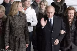 Tổng thống Nga Putin cùng con gái và vợ cũ - bà Lyudmila (hình bên phái) trong một lần xuất hiện trước công chúng. Ảnh tư liệu.