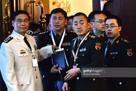 Ông Tôn Kiến Quốc (áo trắng, bên trái, ngoài cùng). Ảnh: Getty Image.