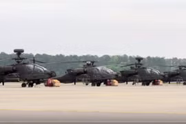 Dàn trực thăng Apache chuẩn bị xuất kích.