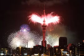  Pháo hoa đón chào năm mới 2017 ở bắn từ tháp Sky Tower ở New Zealand