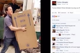 Hình ảnh ông David Cameron dọn đồ được chia sẻ trên mạng xã hội - Ảnh: FB