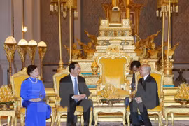 Quốc vương Campuchia Norodom Sihamoni tiếp Chủ tịch nước Trần Đại Quang và Phu nhân. (Ảnh: Nhan Sáng/TTXVN).
