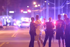 Bên ngoài hiện trường vụ xả súng ở Orlando.