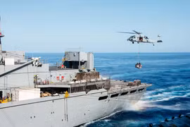 Tàu tiếp tế Hải quân Mỹ tiến hành tiếp tế cho biên đội tàu sân bay USS John C. Stennis ở Biển Đông ngày 10/5/2016. Nguồn Thời báo Hoàn Cầu, Trung Quốc.
