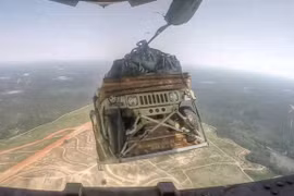 ​Khu vực thả dù là một địa điểm đổ bộ mô phỏng tại căn cứ ở Fort Bragg.