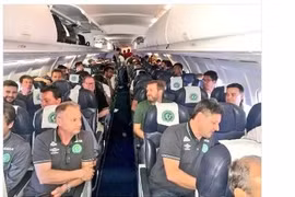 Các vận động viên của đoàn bóng đá nam Brazil khi còn ở trên máy bay.