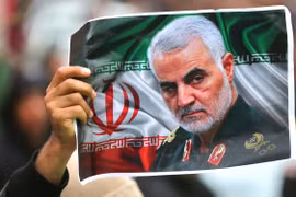 Sau khi tướng Suleimani bị Mỹ sát hại ở Baghdad, Iran tuyên bố sẽ trả thù mang tính hủy diệt với Mỹ, Tổng thống Trump cũng viết tweet tỏ ý sẽ sử dụng các vũ khí mới uy lực lớn chống lại Iran (Ảnh: Đa Chiều)