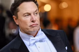 Ông chủ SpaceX Elon Musk liên tục thay đổi lập trường về cung cấp dịch vụ Starlink cho Ukraine (Ảnh: AP).