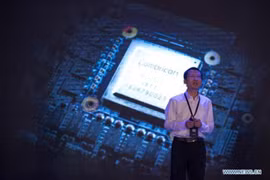 CEO Trần Thiên Thạch giới thiệu chip AI của Cambricon. Ảnh: Xinhua.