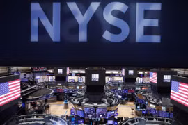 Từ ngày 11/1/2021, ba công ty viễn thông nhà nước Trung Quốc sẽ bị hủy niêm yết trên sàn New York do liên quan đế quân đội Trung Quốc (Ảnh: Reuters)