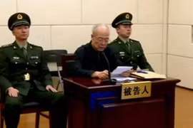 Quách Bá Hùng đọc bản nhận tội trước tòa (Ảnh: Dwnews).