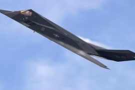 Hình dạng đặc biệt của chiếc máy bay chiến đấu tàng hình thế hệ đầu tiên F-117 Nighthawk (Ảnh: USAF).