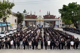 Từ 2023 đến nay, Trung Quốc đã bắt và đưa về nước 53.000 nghi phạm là công dân Trung Quốc hoạt động tại các trung tâm lừa đảo ở các nước Đông Nam Á. Ảnh: Xinhua.