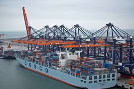 Thủy thủ đoàn trên các con tàu của Tập đoàn vận tải biển COSCO liên tục bị nhân viên các cơ quan thực thi pháp luật Mỹ kiểm tra nhân thân đảng viên (Ảnh: Dongfang).