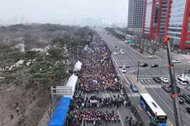 Hàng ngàn thầy thuốc Hàn Quốc biểu tình phản đối chính sách y tế của chính phủ tại Seoul hôm 3/3 (Ảnh: Thepaper).