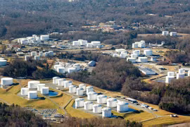 Một kho trung chuyển xăng dầu của Colonial Pipeline, công ty đang bị hacker tấn công (Ảnh: Dwnews).