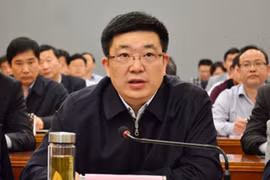 Ông Chu Tiên Vượng phát biểu muốn được cách chức để tạ lỗi thiên hạ vì để dịch lây lan rộng (Ảnh: Đa Chiều).
