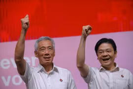 Thủ tướng Lý Hiển Long (trái) đã chọn ông Lawrence Wong làm người kế nhiệm. (Ảnh: ETtoday)