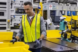Robot sẽ dần thay thế con người khỏi các vị trí công việc của Amazon. Ảnh: Sina.