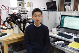 Vương Hưng Hưng, ông chủ 9x tài năng của Unitree Robotics. Ảnh: QQnews.
