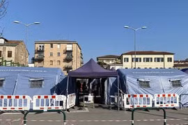 Số người bệnh quá nhiều, nhiều nơi ở Italy phải dựng lều ngoài trời để có chỗ chứa (Ảnh: Tân Hoa xã)