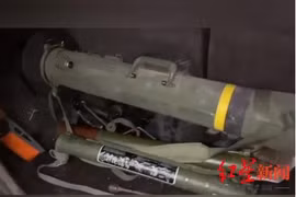 Tên lửa Javelin và súng phóng lựu Panzerfaust được lính Ukraine mang đổi cho quân Nga lấy đồ hộp (Ảnh: Hongxing).